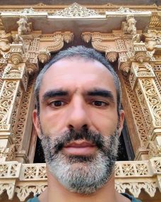 Mirko Costa - Mestre em Pscicologia pela Unisul, dedica-se a mais de 20 anos ao Yoga.