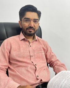 Kapil Maheta - Professor de Sânscrito da Gujarat Ayurveda University